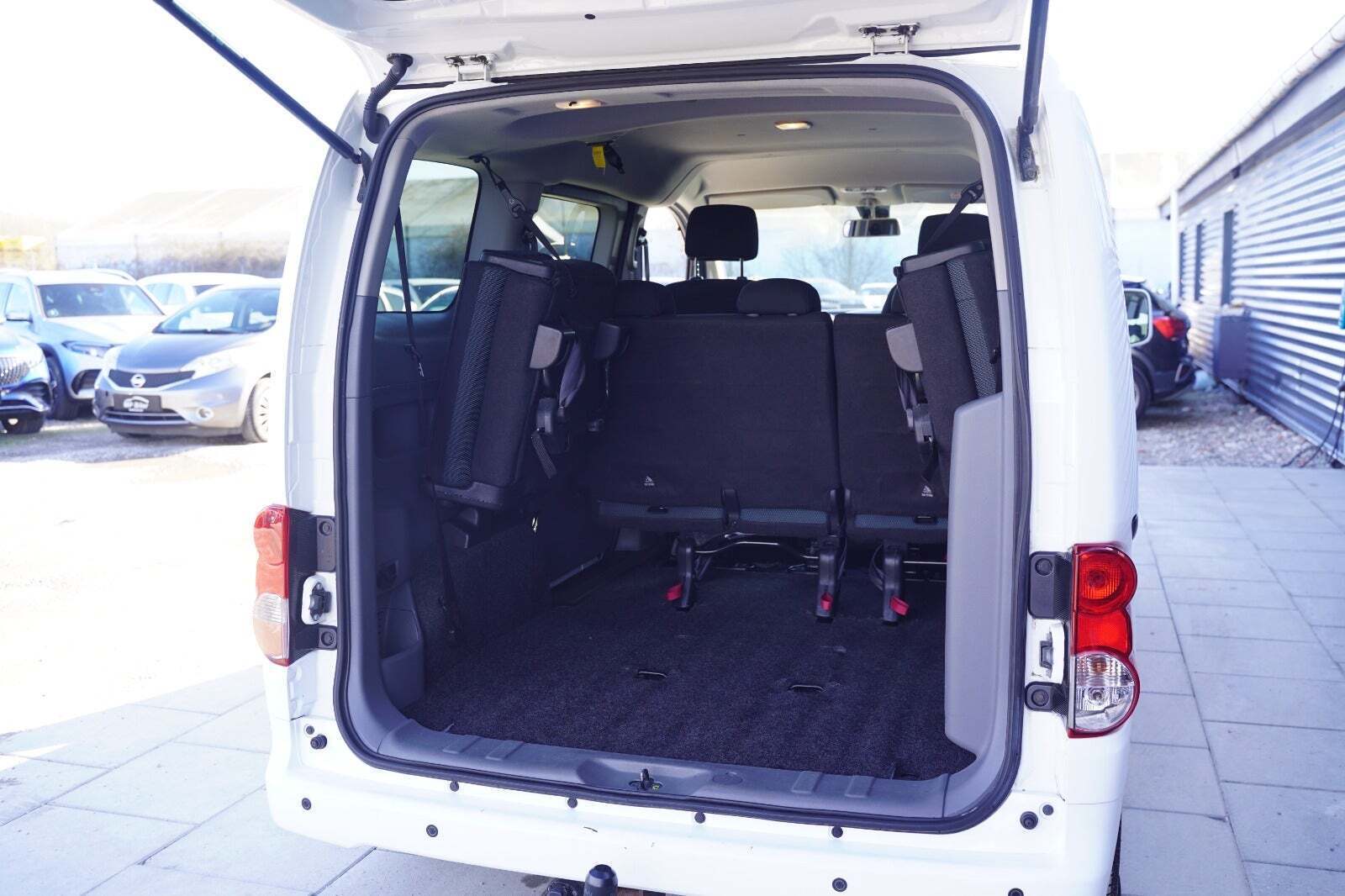 Hvid Nissan NV200 fra 2016 set indefra