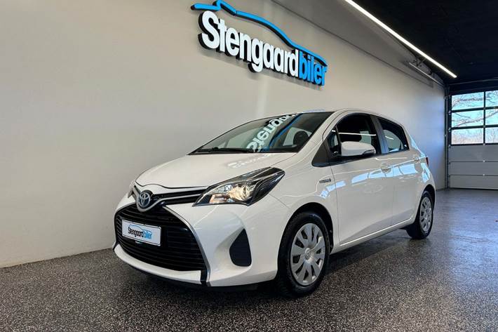 Hvid Toyota Yaris fra 2016 set udefra