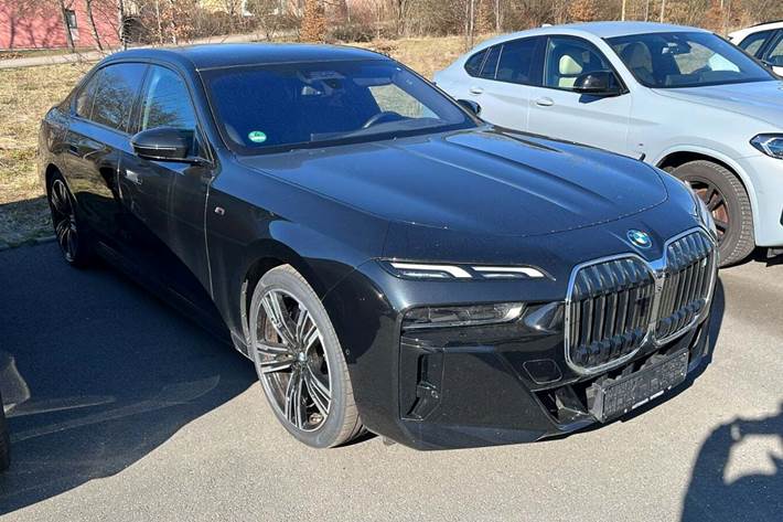 Sort BMW i7 fra 2024 set udefra