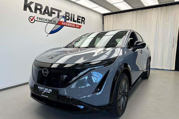 Grå Nissan Ariya fra 2023 set udefra