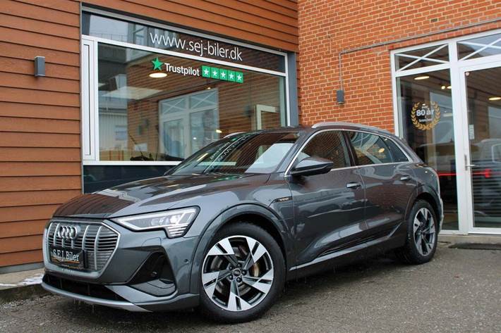 Grå Audi e-tron fra 2023 set udefra