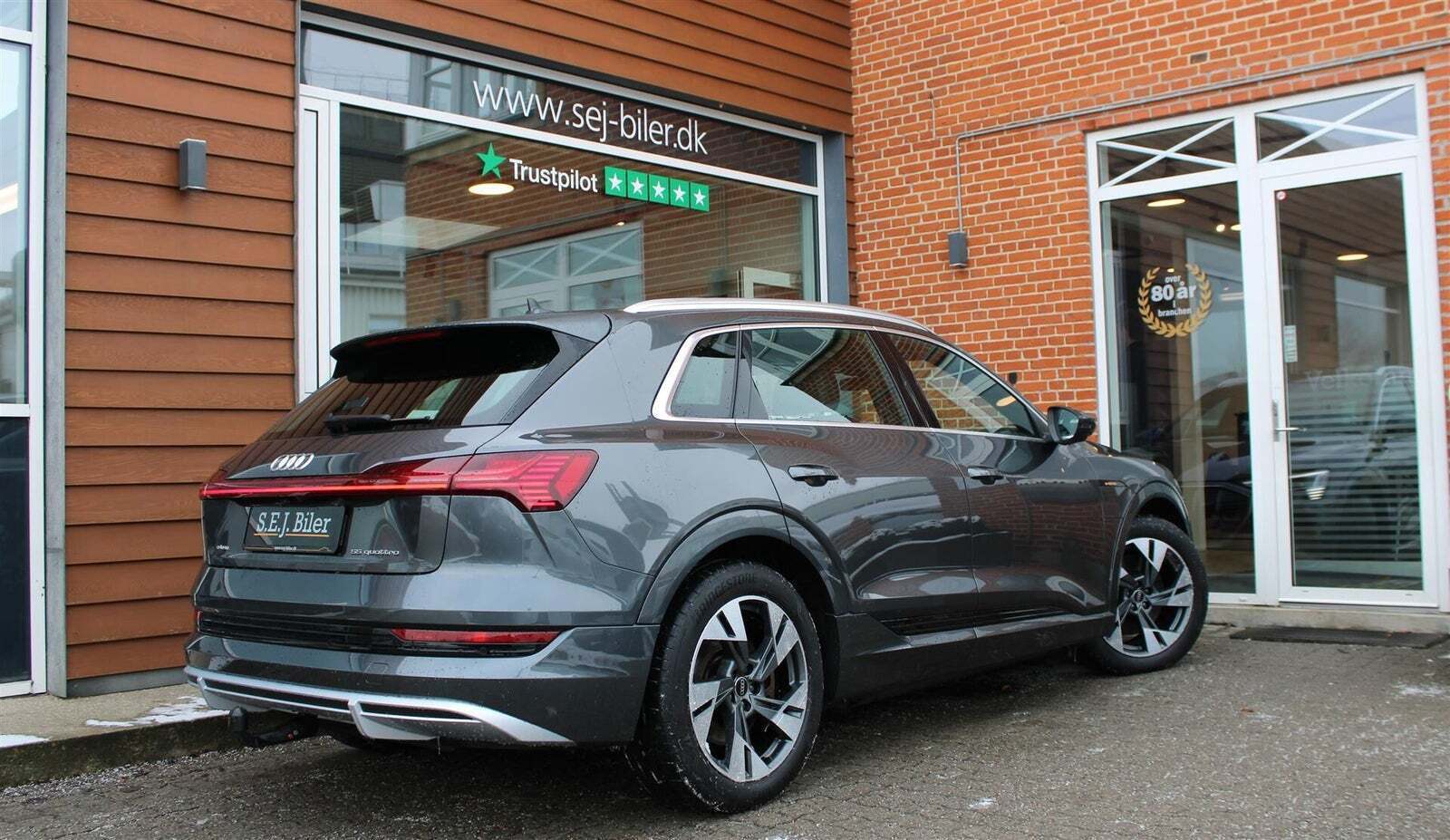 Grå Audi e-tron fra 2023