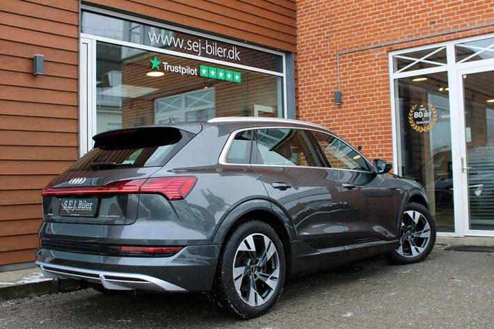 Grå Audi e-tron fra 2023