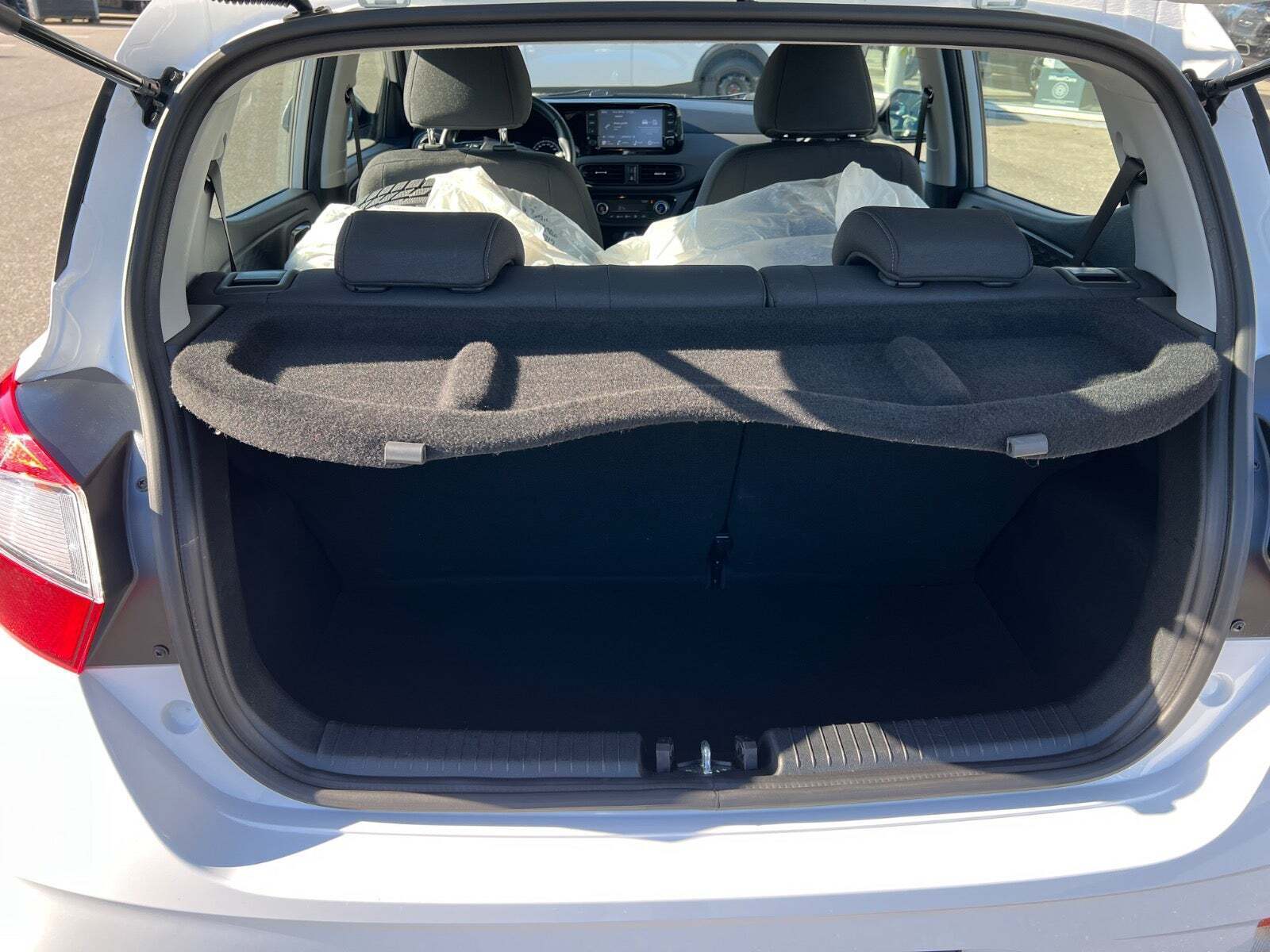 Hvid Hyundai i10 fra 2023