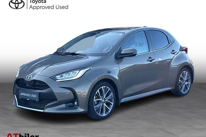 Bronze Toyota Yaris fra 2021 set udefra