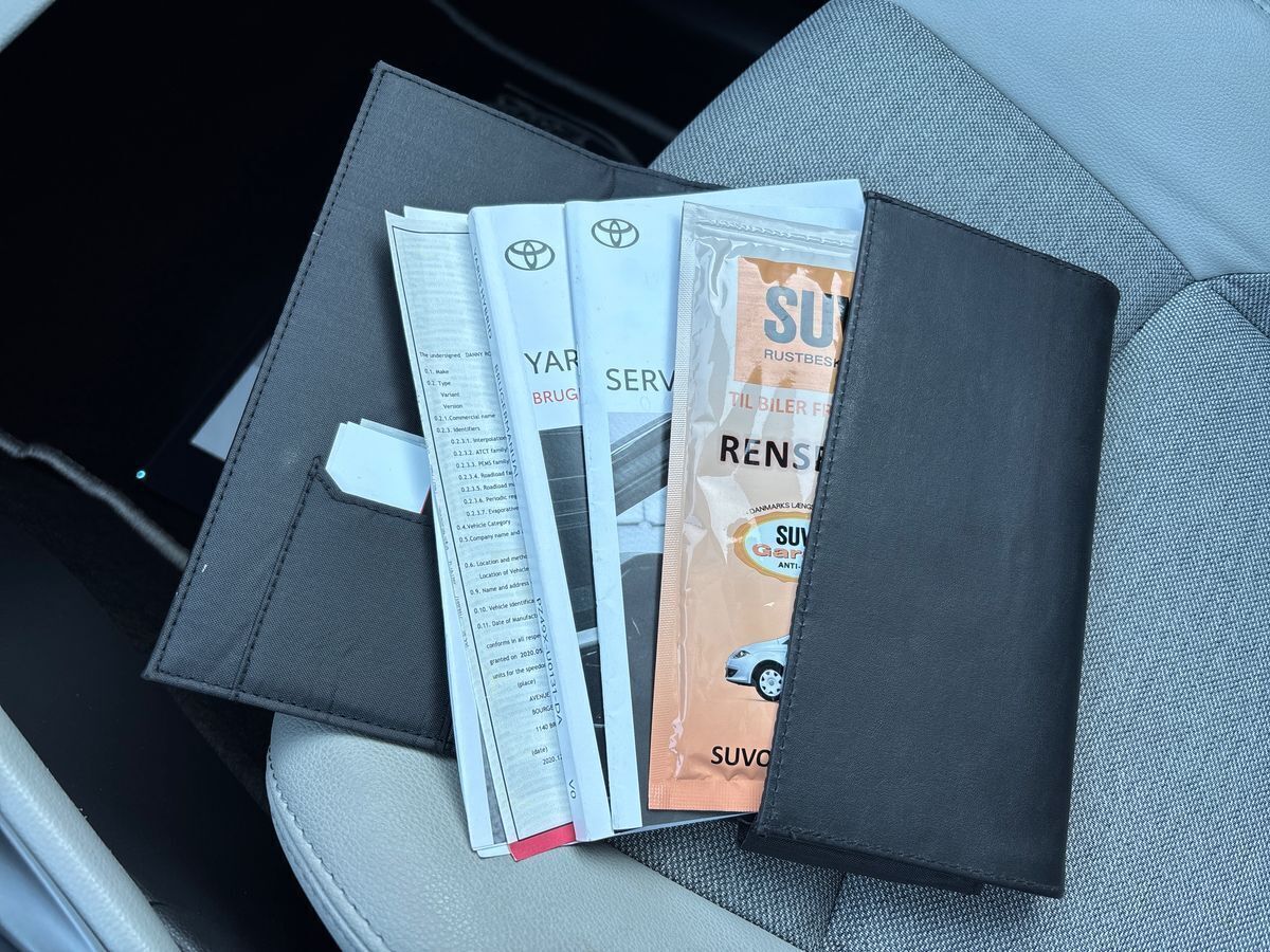 Bronze Toyota Yaris fra 2021