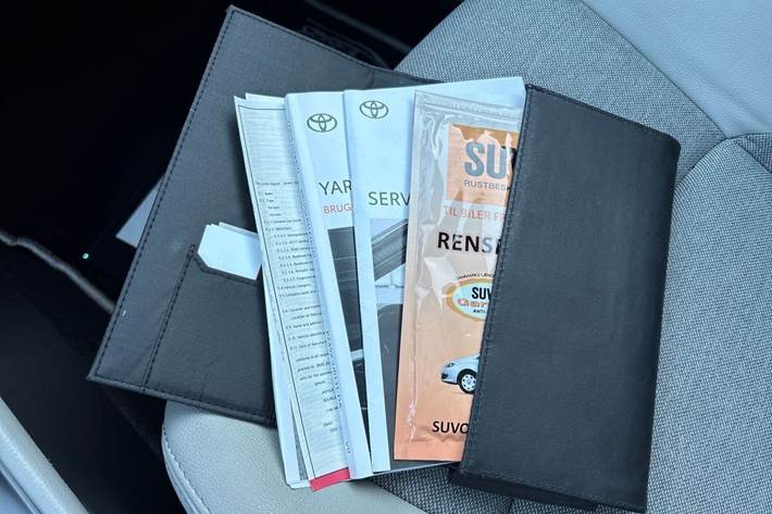 Bronze Toyota Yaris fra 2021