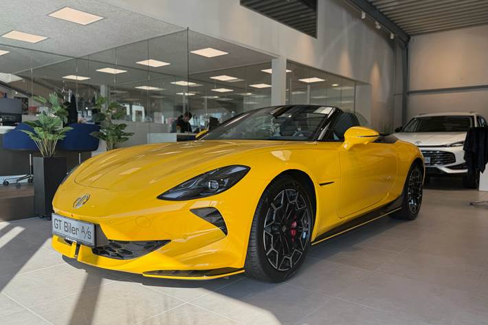 Gul MG Cyberster fra 2024 set udefra