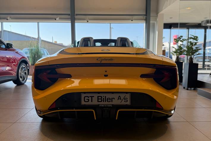 Gul MG Cyberster fra 2024 set udefra