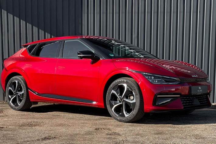 Rød Kia EV6 fra 2022 set udefra