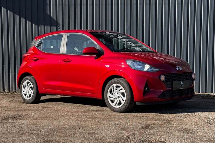 Rød Hyundai i10 fra 2023 set udefra