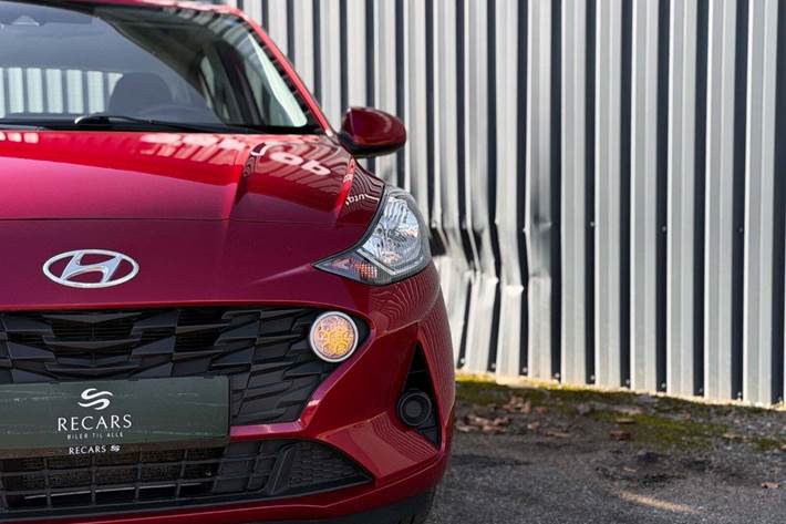 Rød Hyundai i10 fra 2023