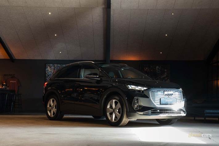 Sort Audi Q4 e-tron fra 2024 set udefra