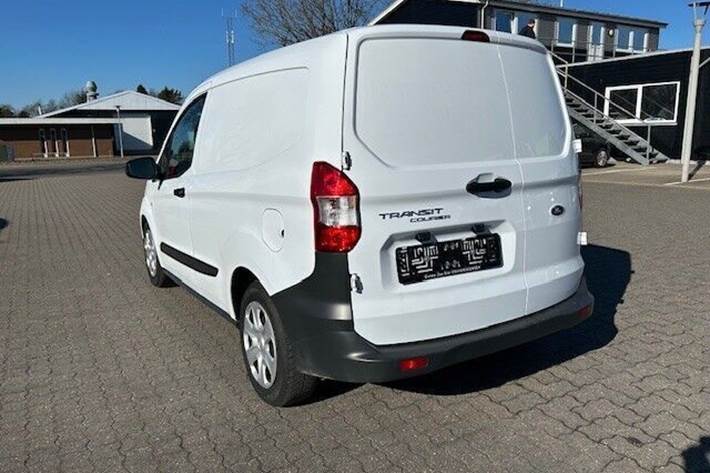 Hvid Ford Transit Courier fra 2023