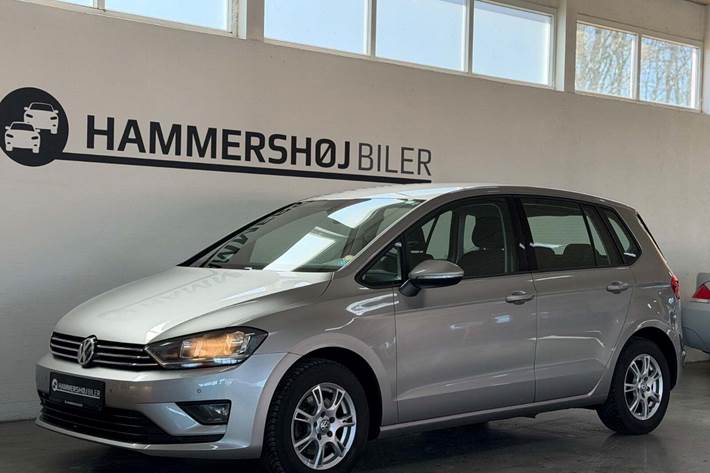Grå VW Golf Sportsvan fra 2015 set udefra