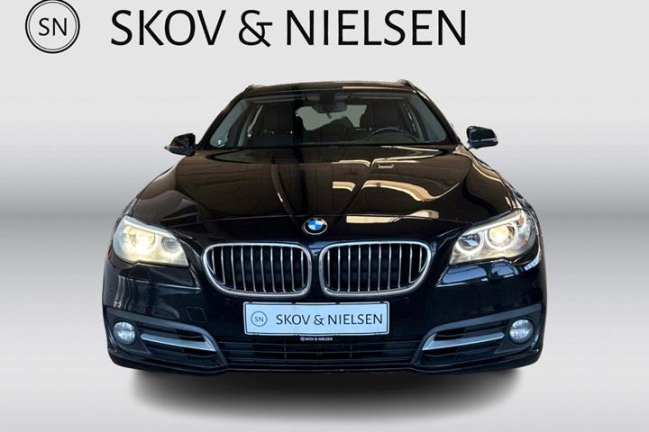 Sort BMW 525d fra 2014 set udefra