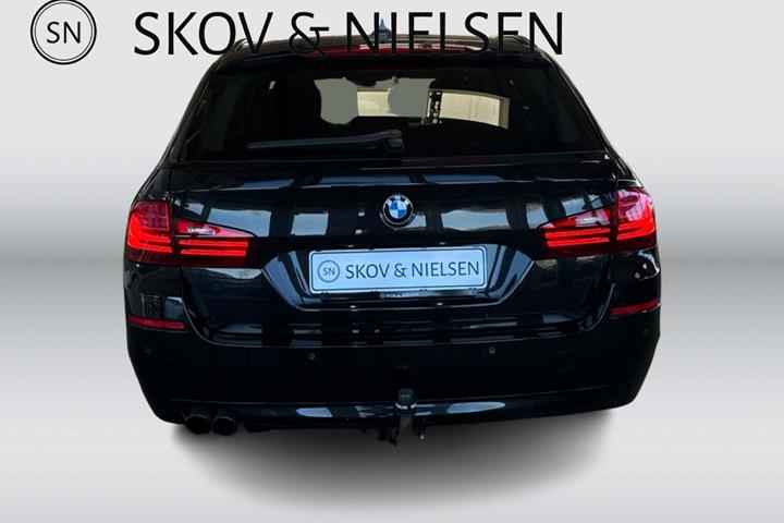Sort BMW 525d fra 2014 set udefra