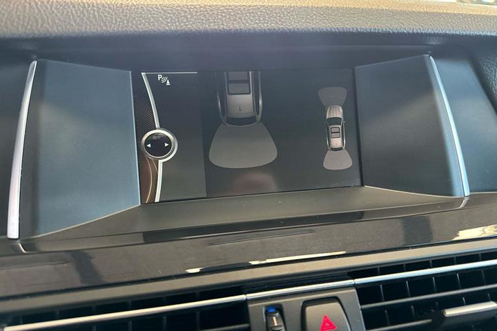 Sort BMW 525d fra 2014 set indefra