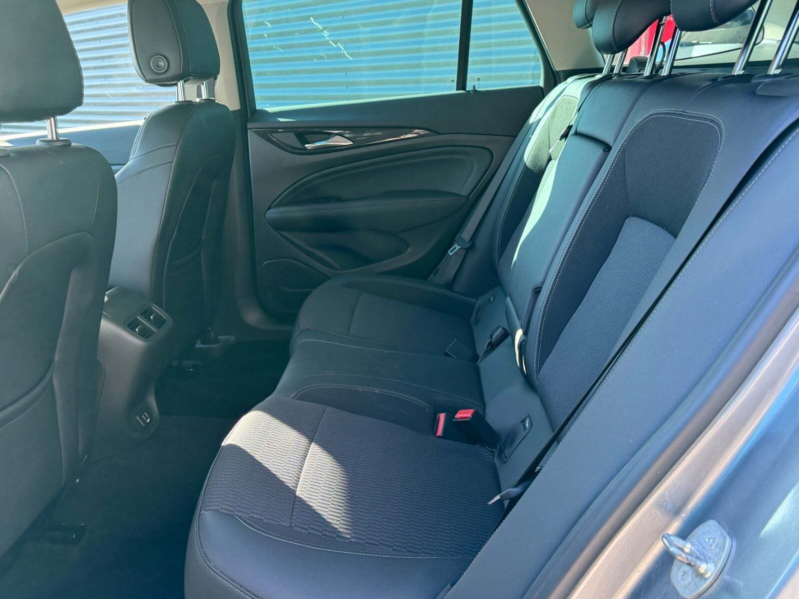 Grå Opel Insignia fra 2018