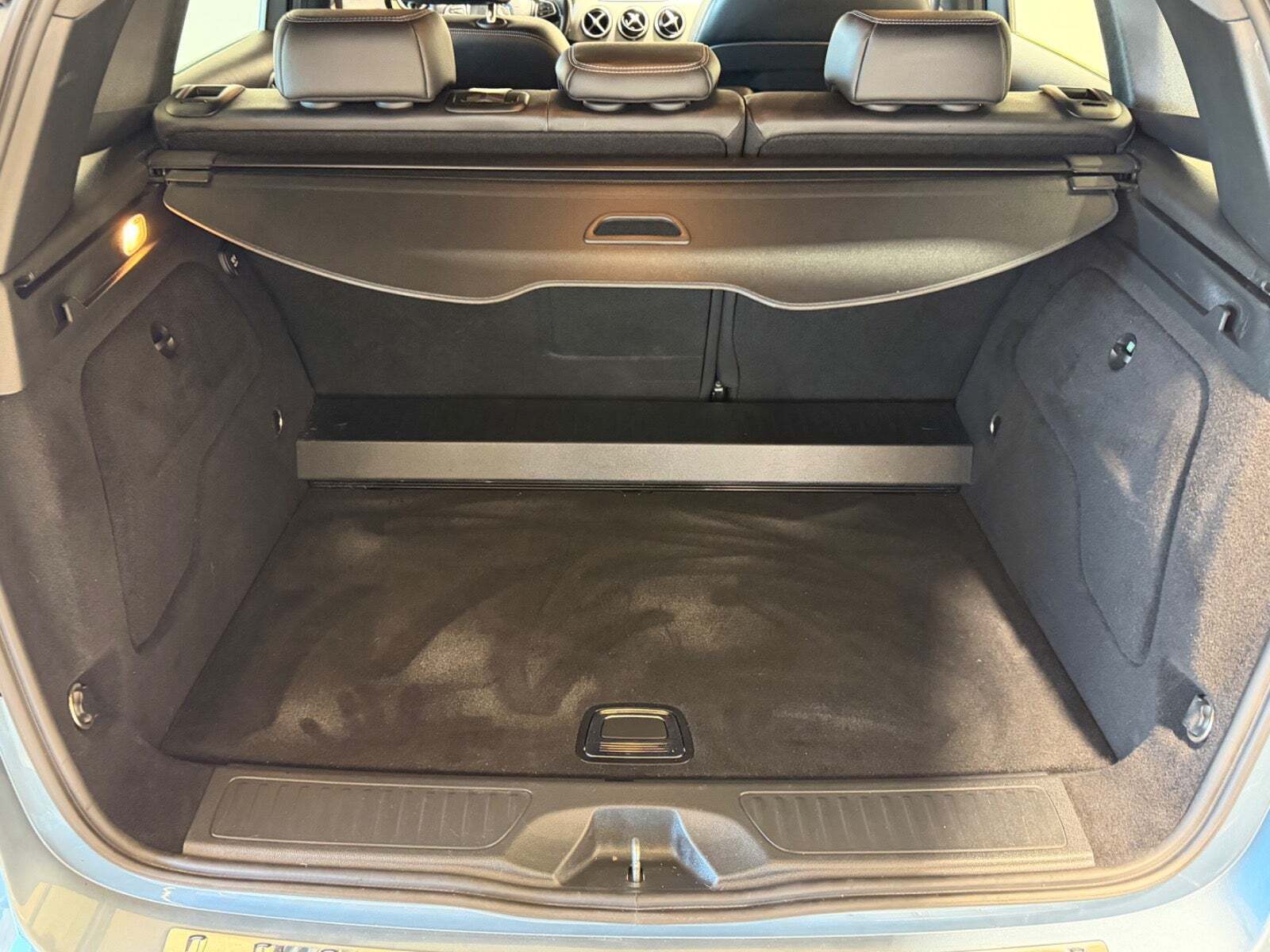 Blå Mercedes B-Electric fra 2014