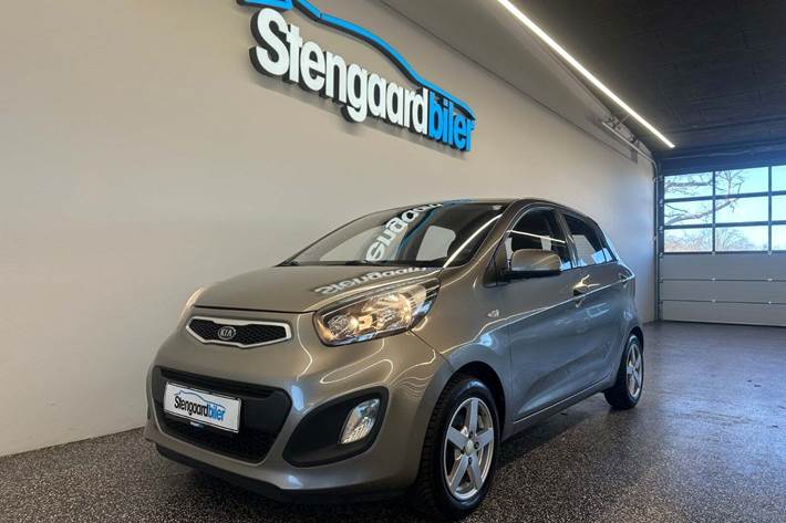 Grå Kia Picanto fra 2012 set udefra