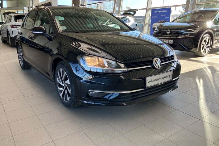 Sort VW Golf VII fra 2018 set udefra