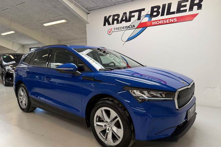 Blå Skoda Enyaq fra 2023 set udefra