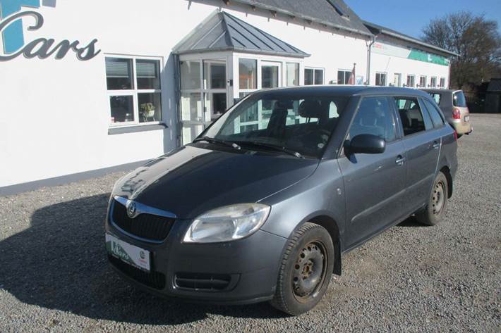 Grå Skoda Fabia fra 2010 set udefra