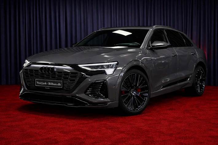 Rød Audi Q8 e-tron fra 2023 set udefra