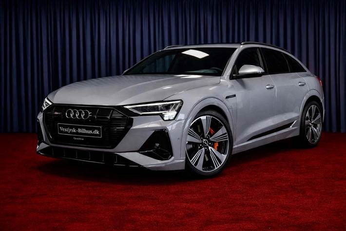 Sort Audi e-tron fra 2021 set udefra