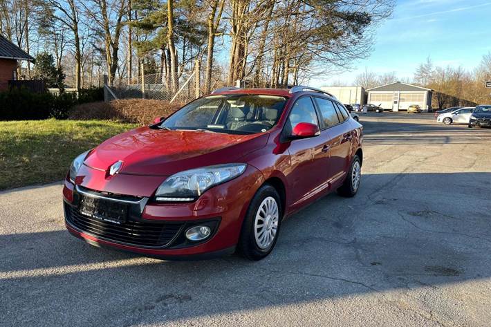 Rød Renault Megane III fra 2013 set udefra