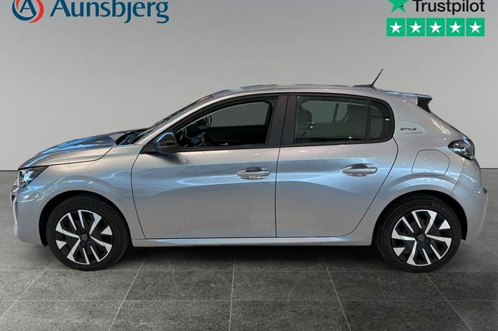 Grå Peugeot e-208 fra 2025