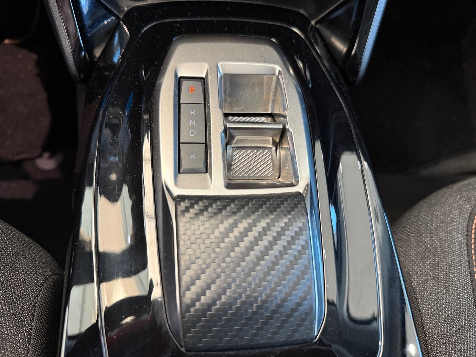 Grå Peugeot e-208 fra 2025