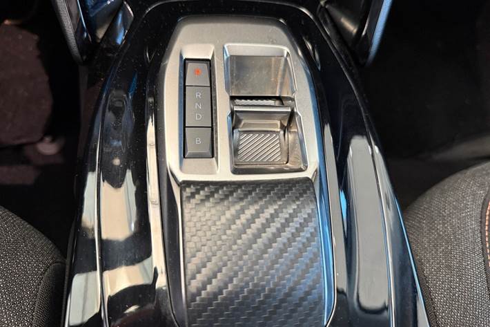 Grå Peugeot e-208 fra 2025