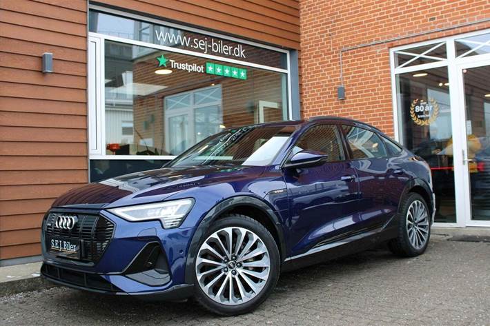 Blå Audi e-tron fra 2022 set udefra