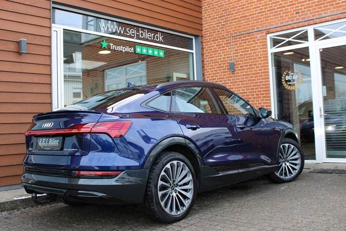 Blå Audi e-tron fra 2022