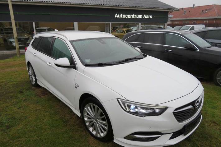Hvid Opel Insignia fra 2018 set udefra