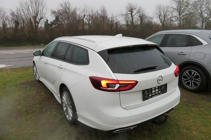 Hvid Opel Insignia fra 2018