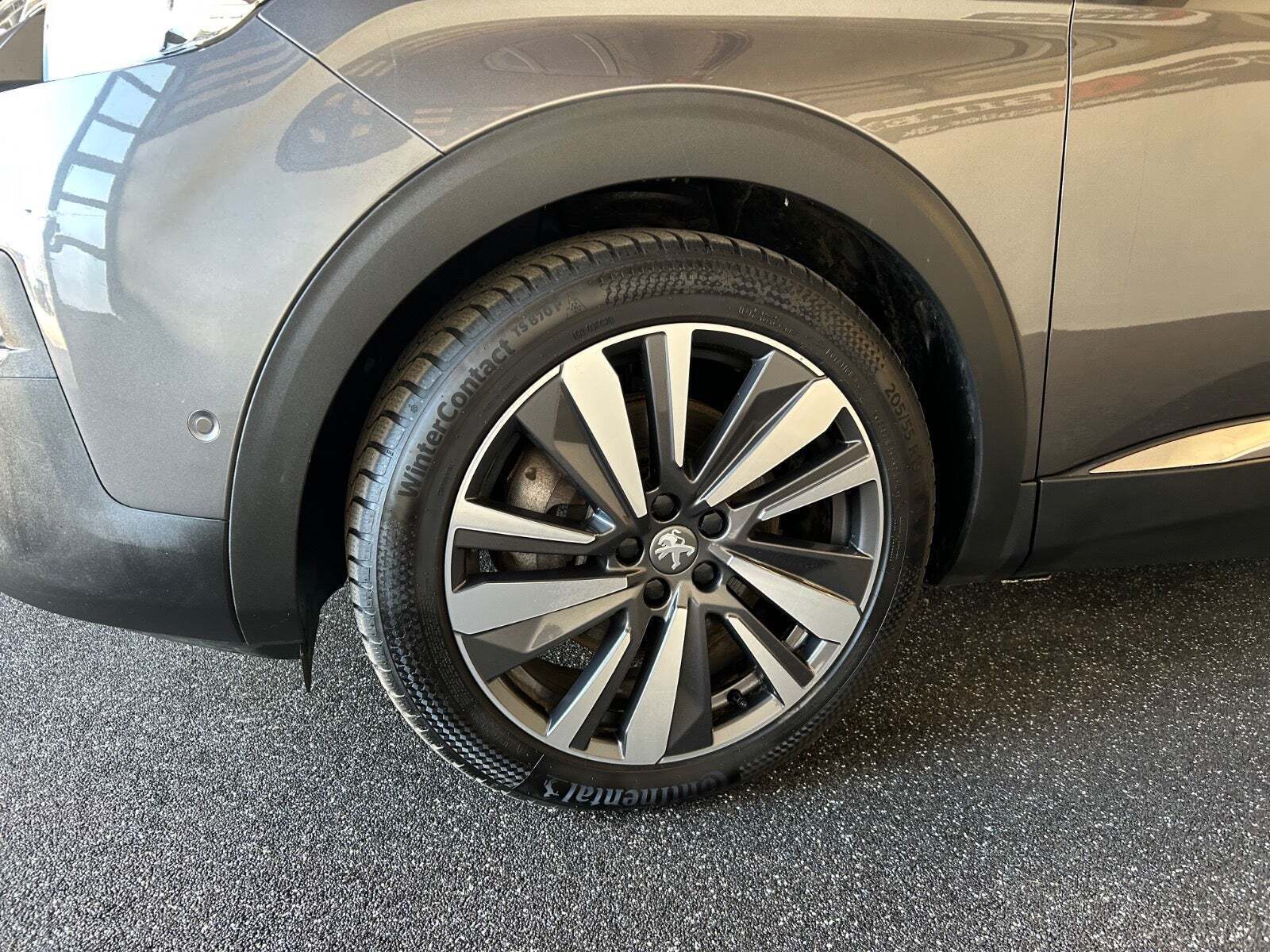 Grå Peugeot 3008 fra 2020