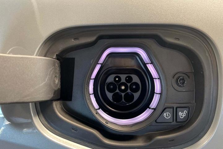 Grå Ford Kuga fra 2024