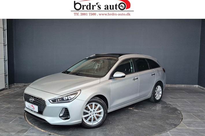 Sølv Hyundai i30 fra 2017 set udefra