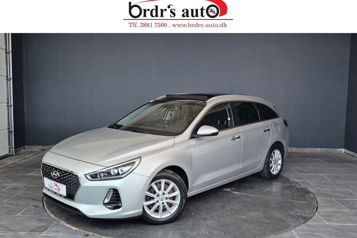 Sølv Hyundai i30 fra 2017 set udefra
