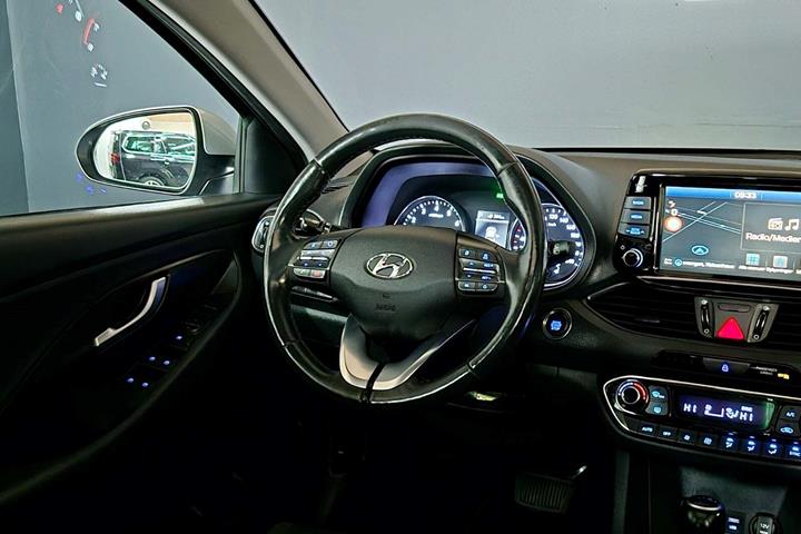 Sølv Hyundai i30 fra 2017