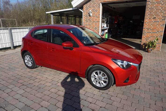 Rød Mazda 2 fra 2017