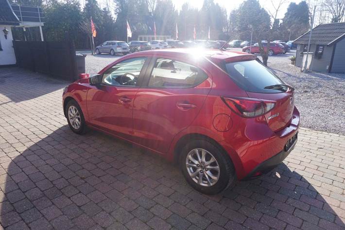 Rød Mazda 2 fra 2017