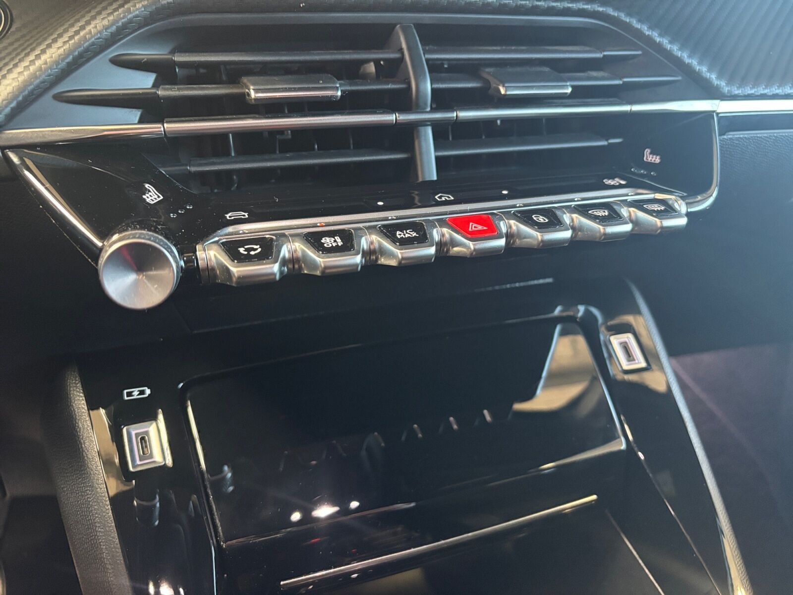 Grøn Peugeot e-208 fra 2024