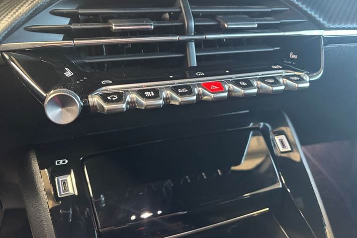 Grøn Peugeot e-208 fra 2024