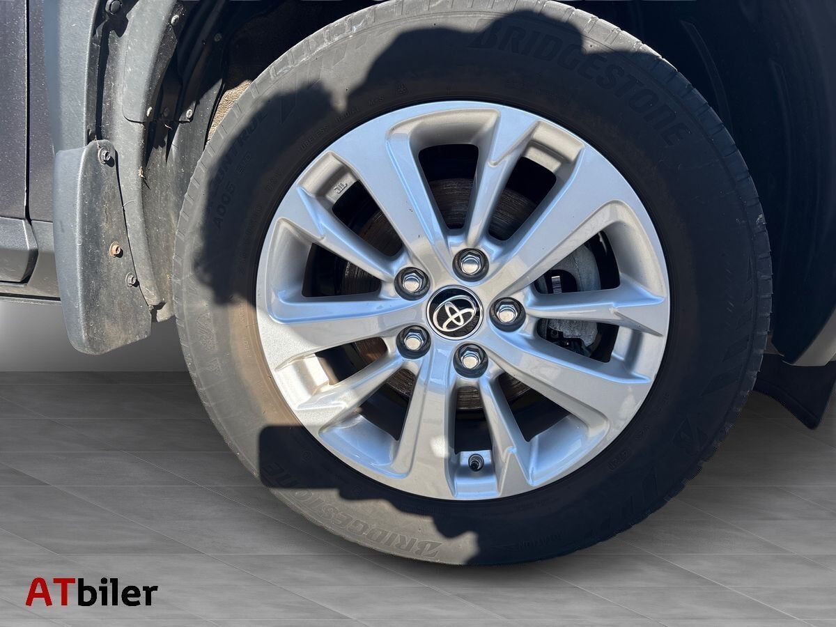 Grå Toyota Yaris Cross fra 2022