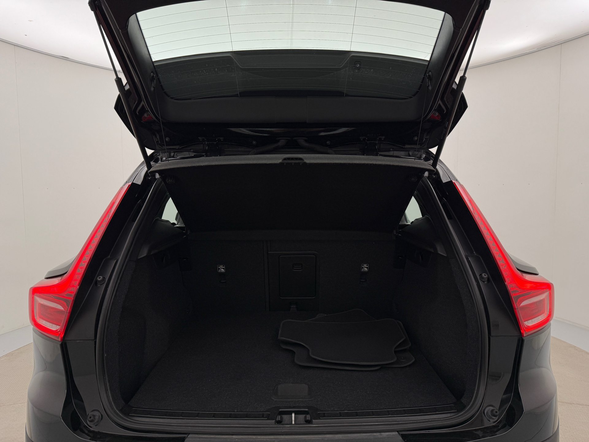 Sort Volvo XC40 fra 2023