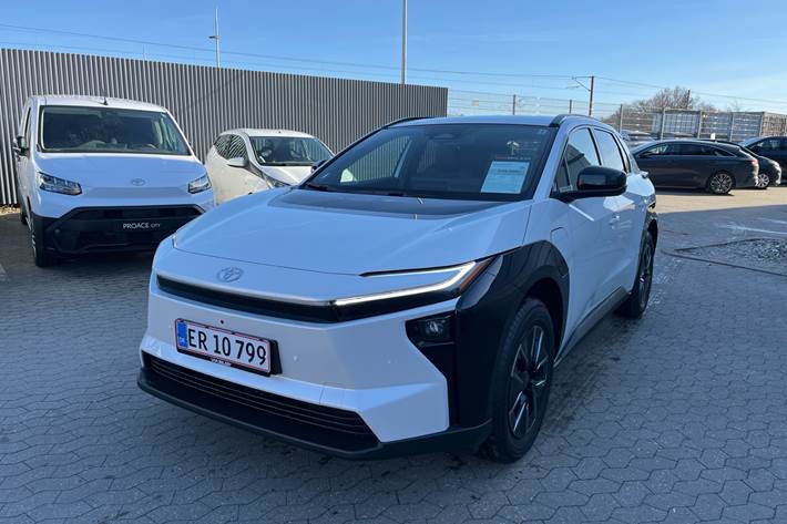 Hvid Toyota BZ4X fra 2026 set udefra